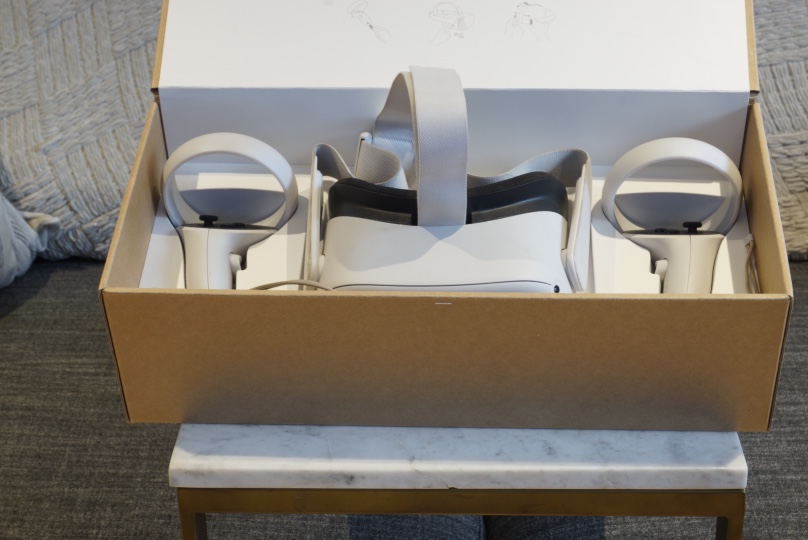 Oculus Quest 2 and anklet charging dock - photo 4