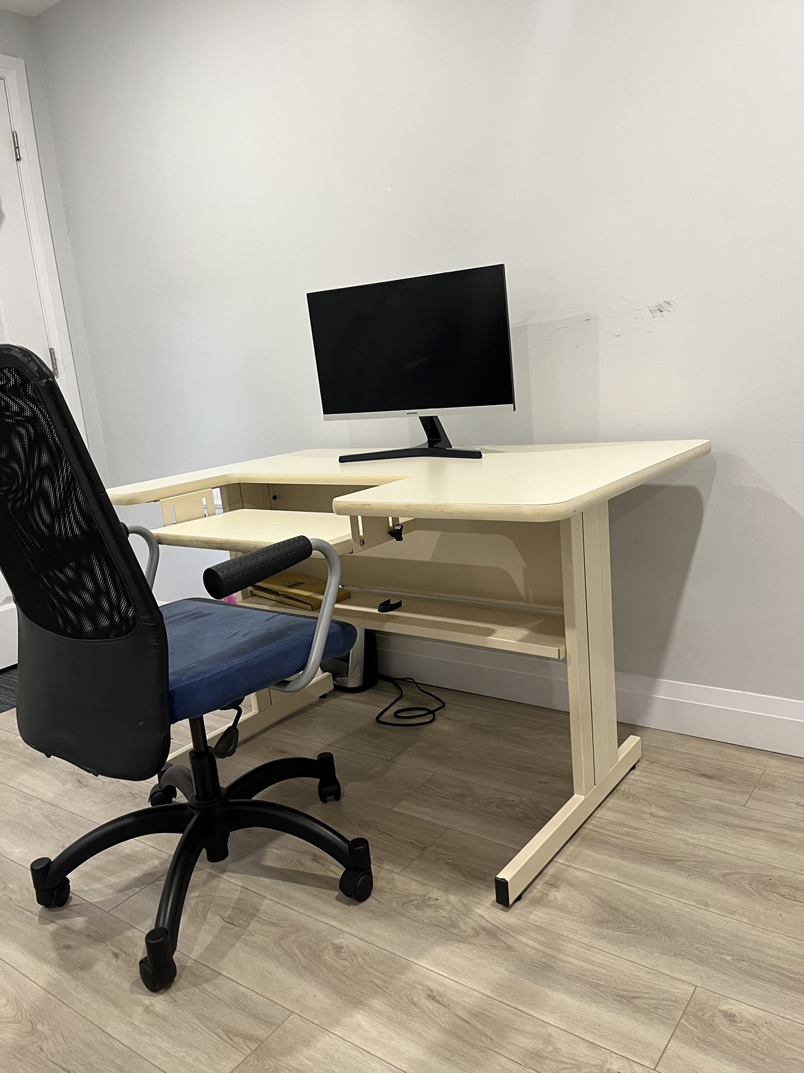 L-Shaped Desk with Keyboard Tray with an a chair - photo 3