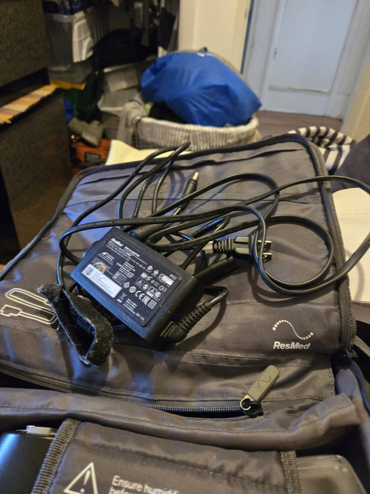 air cpap machine with case and plug in - photo 3