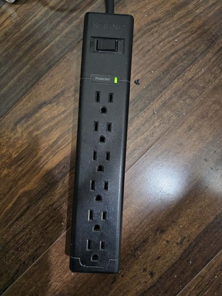 Insignia 6-Outlet Surge Protector - photo 2
