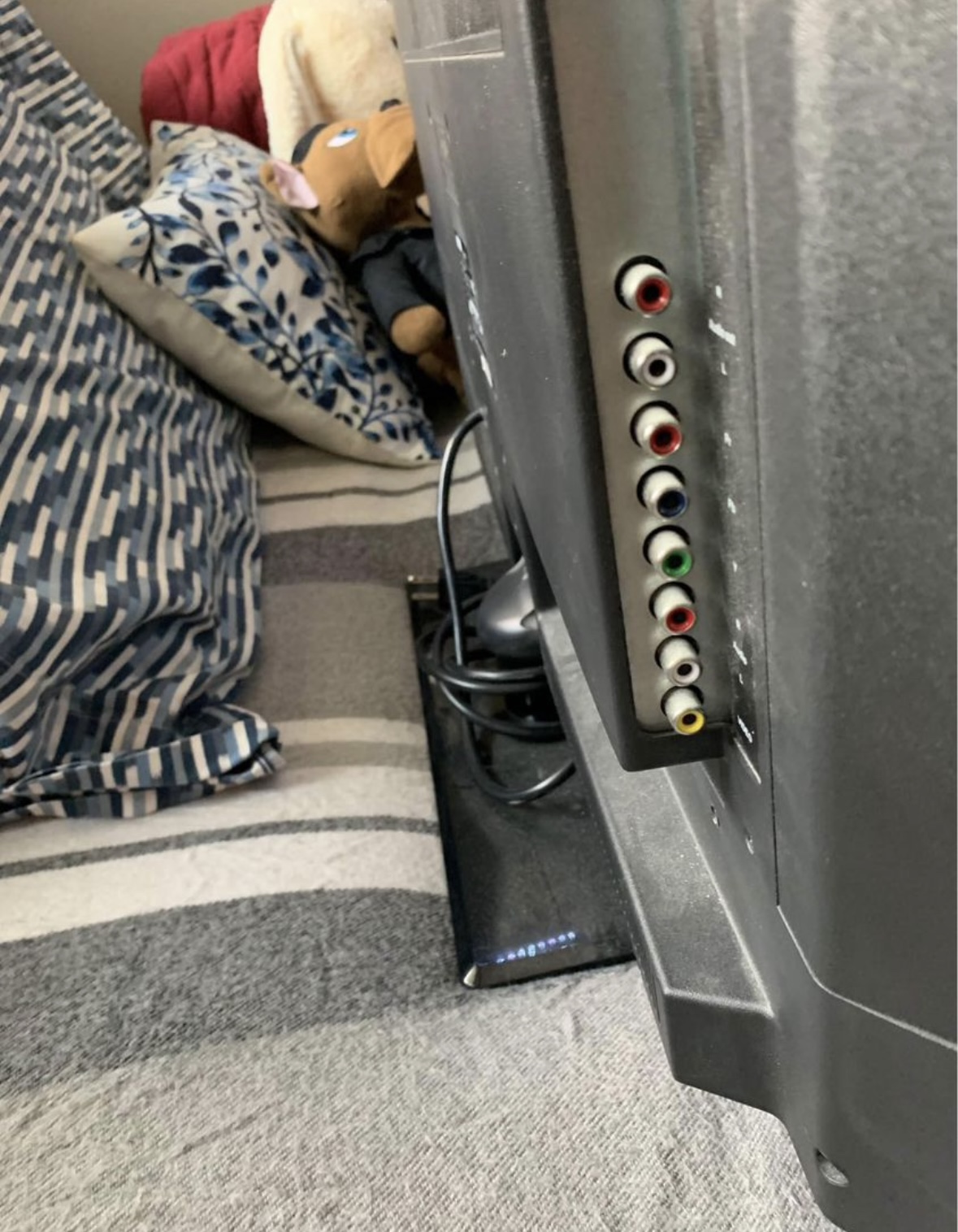 RCA 32" TV with remote - photo 4