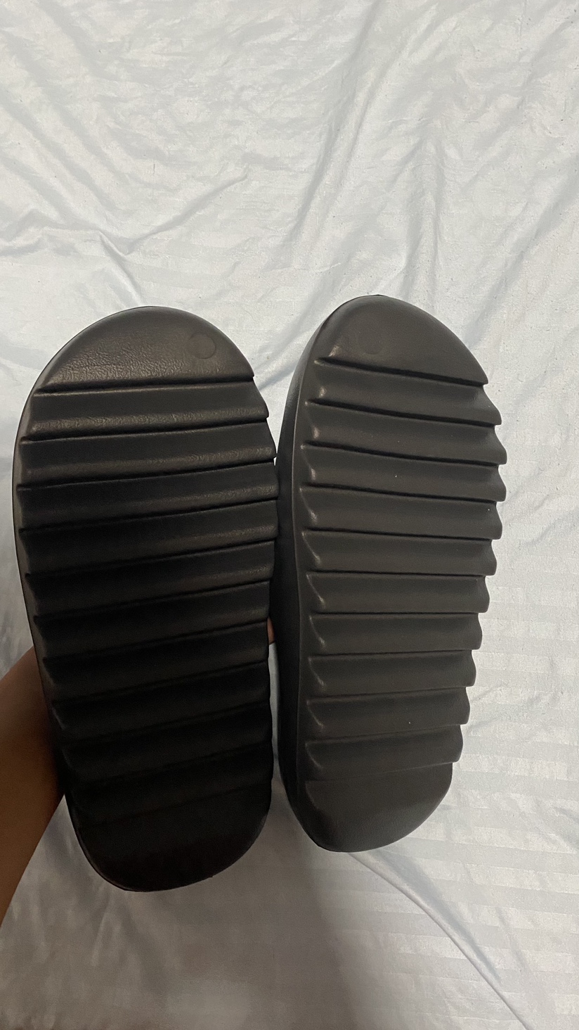 Adidas onyx Yeezy Slides men’s size 10 - photo 3