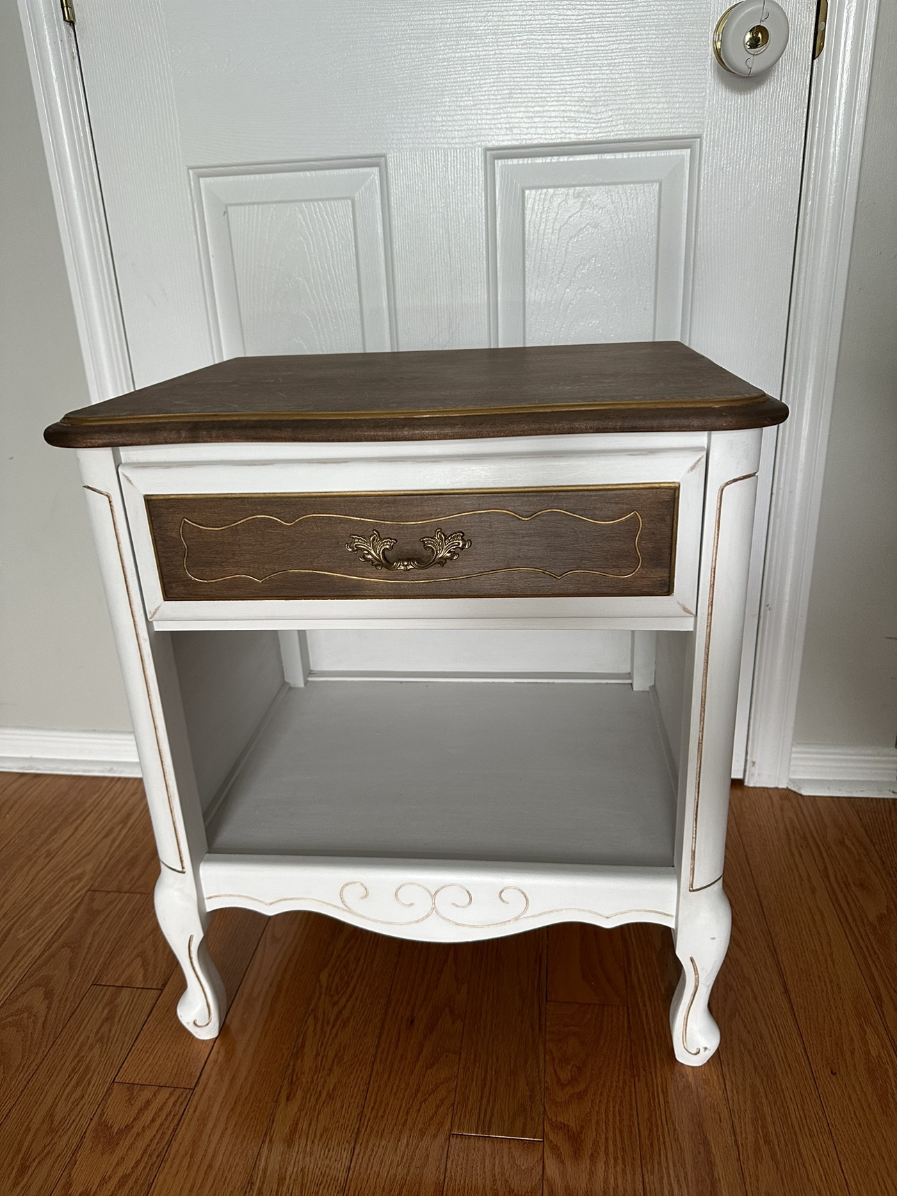 Beautiful vintage refinished solid wood nightstand - photo 2