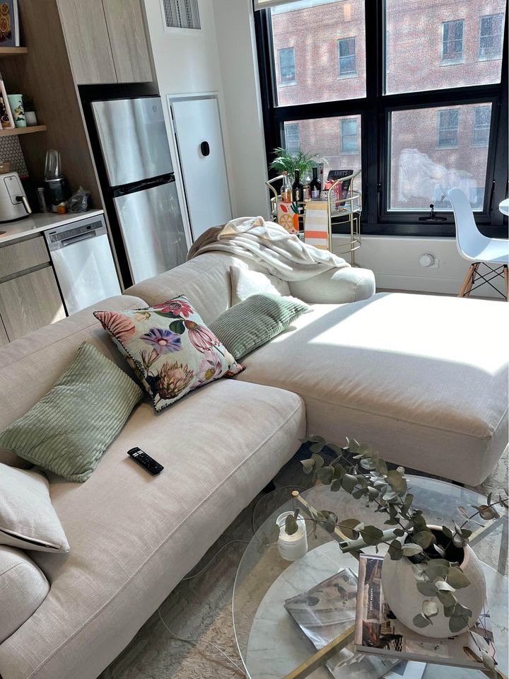 Article Cream sectional/sofa