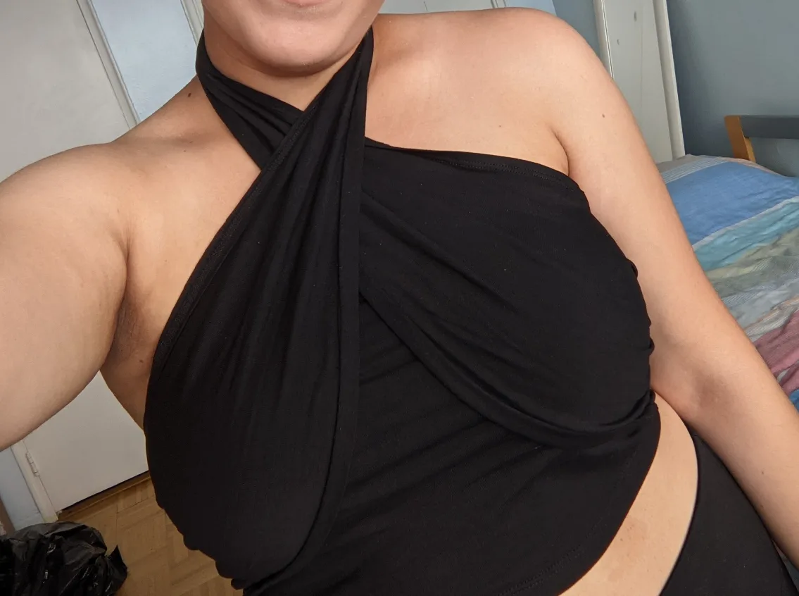 Black Criss Cross Halter Top image indicator(3)