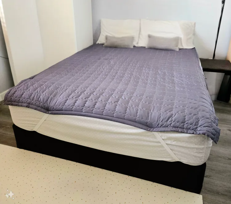 Queen size bed thumbnail