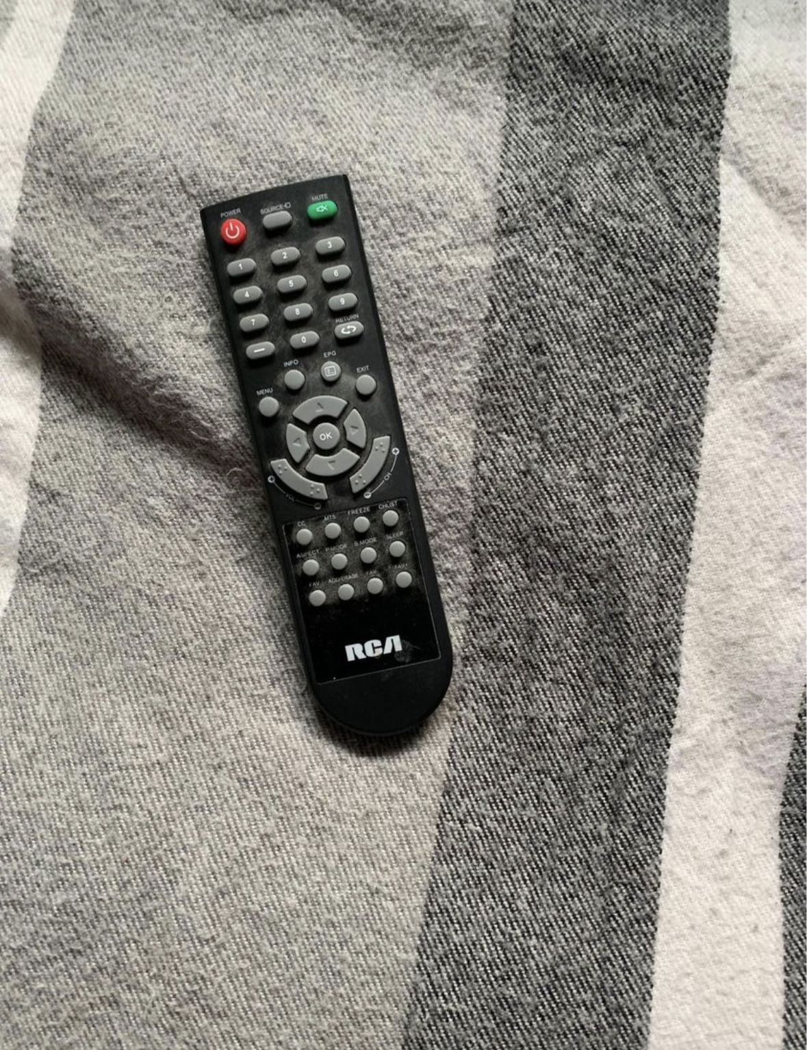 RCA 32" TV with remote - photo 3