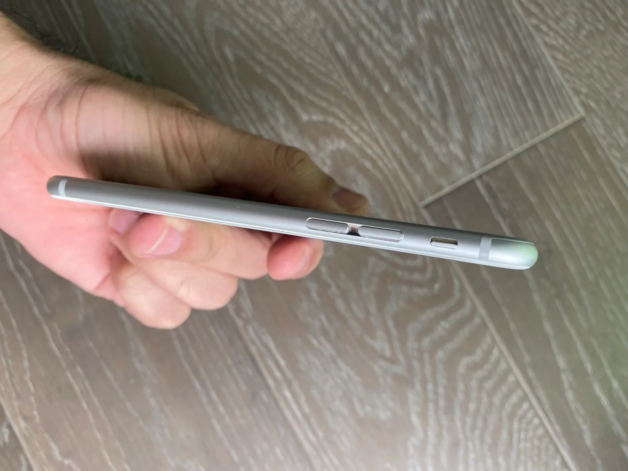 iPhone 6 - Silver 16 GB excellent condition image indicator(5)