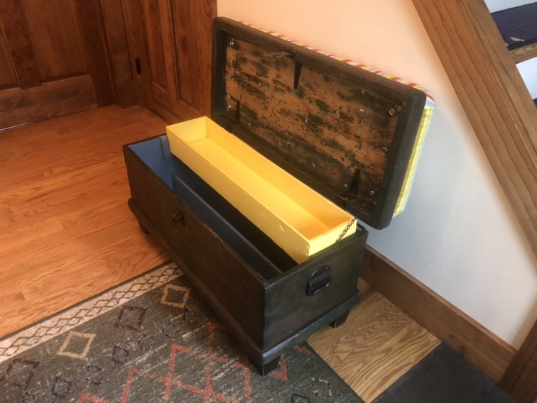 Vintage toolbox repurposed bench/ottoman - photo 3