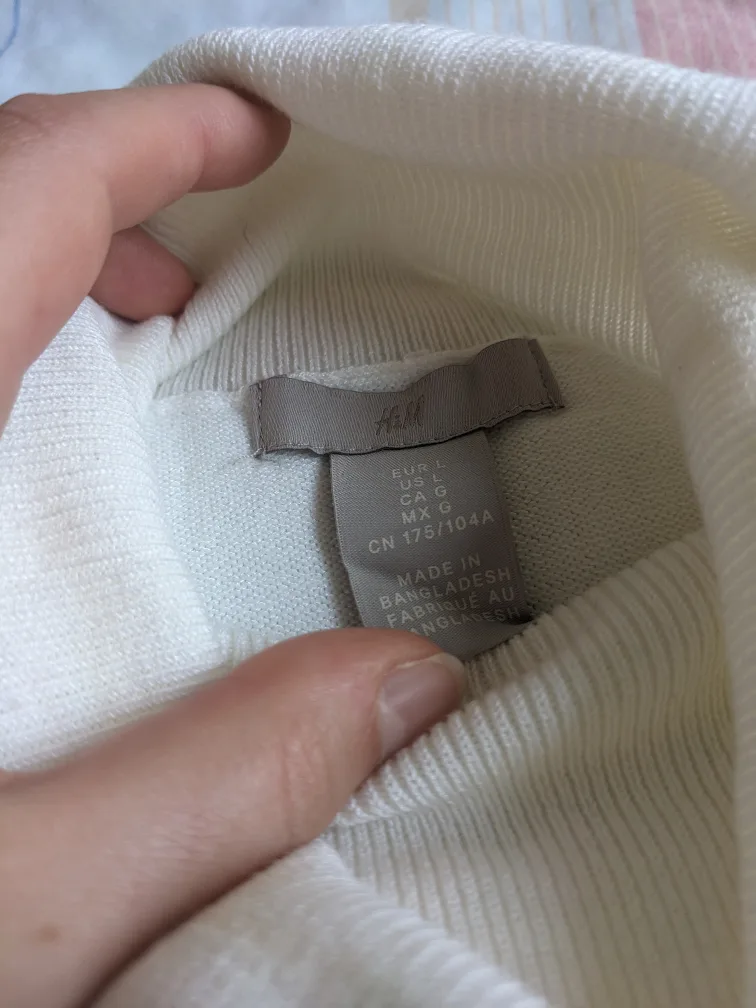 H&M White Turtleneck Sweater image indicator(4)