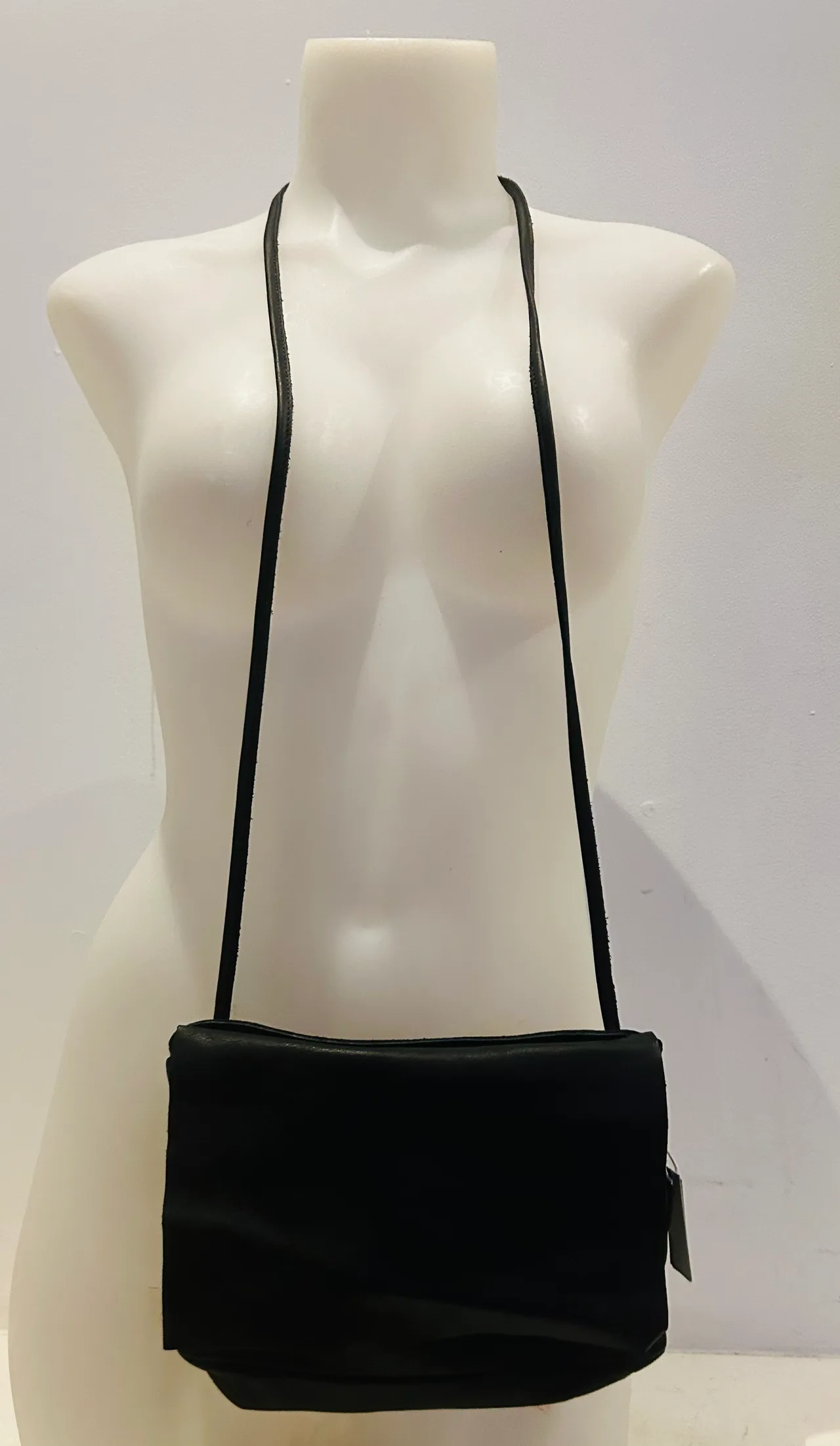 New with tags COS black leather bag image indicator(3)