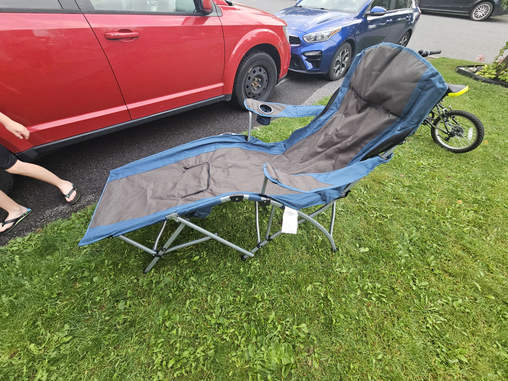 Lounge Chair with Built in Cooler and Carrying Case - photo 2