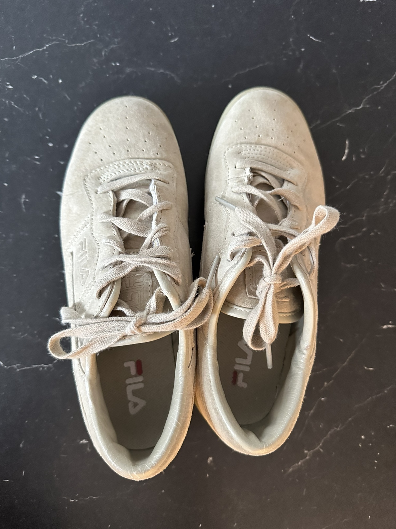 Women’s fila sneakers size 7.5 - photo 3
