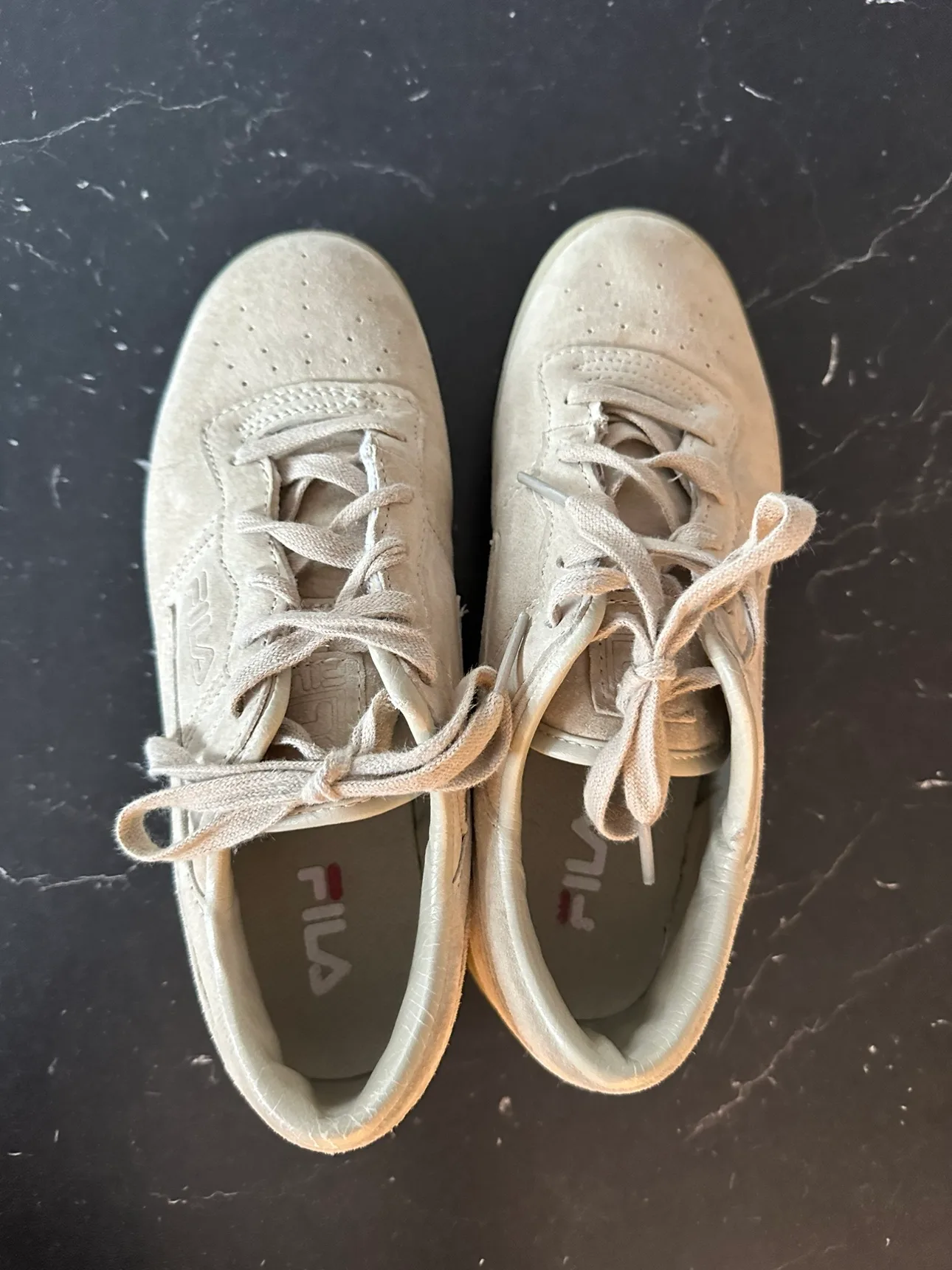 Women’s fila sneakers size 7.5 image indicator(3)