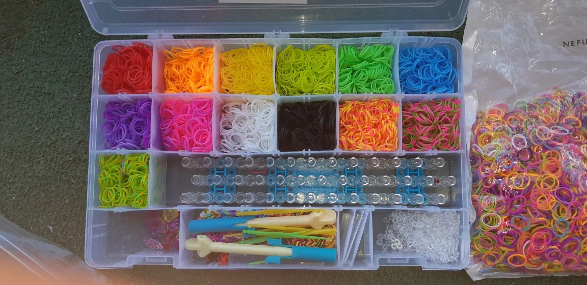 Large Rainbow Loom Kit With Extra Bands 🌈 image indicator(4)
