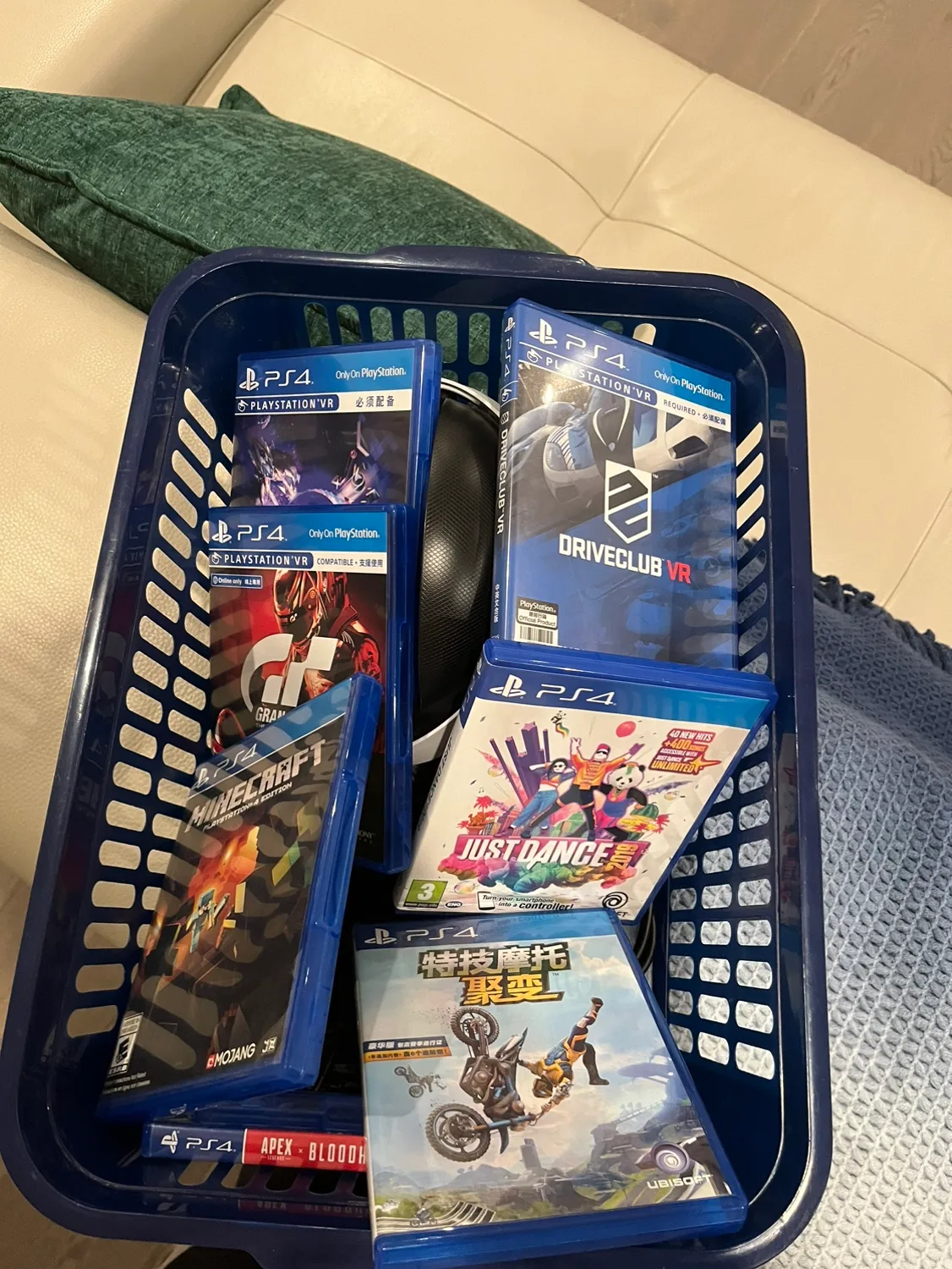 PS4 Pro 2TB with PS VR HEADSET INCLUDED(200$ value) image indicator(5)