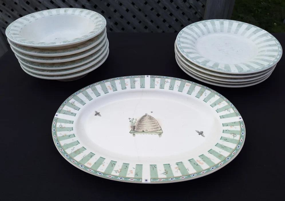 Vintage Honey Bee Dinnerware (Kit Cat Club rescue) thumbnail
