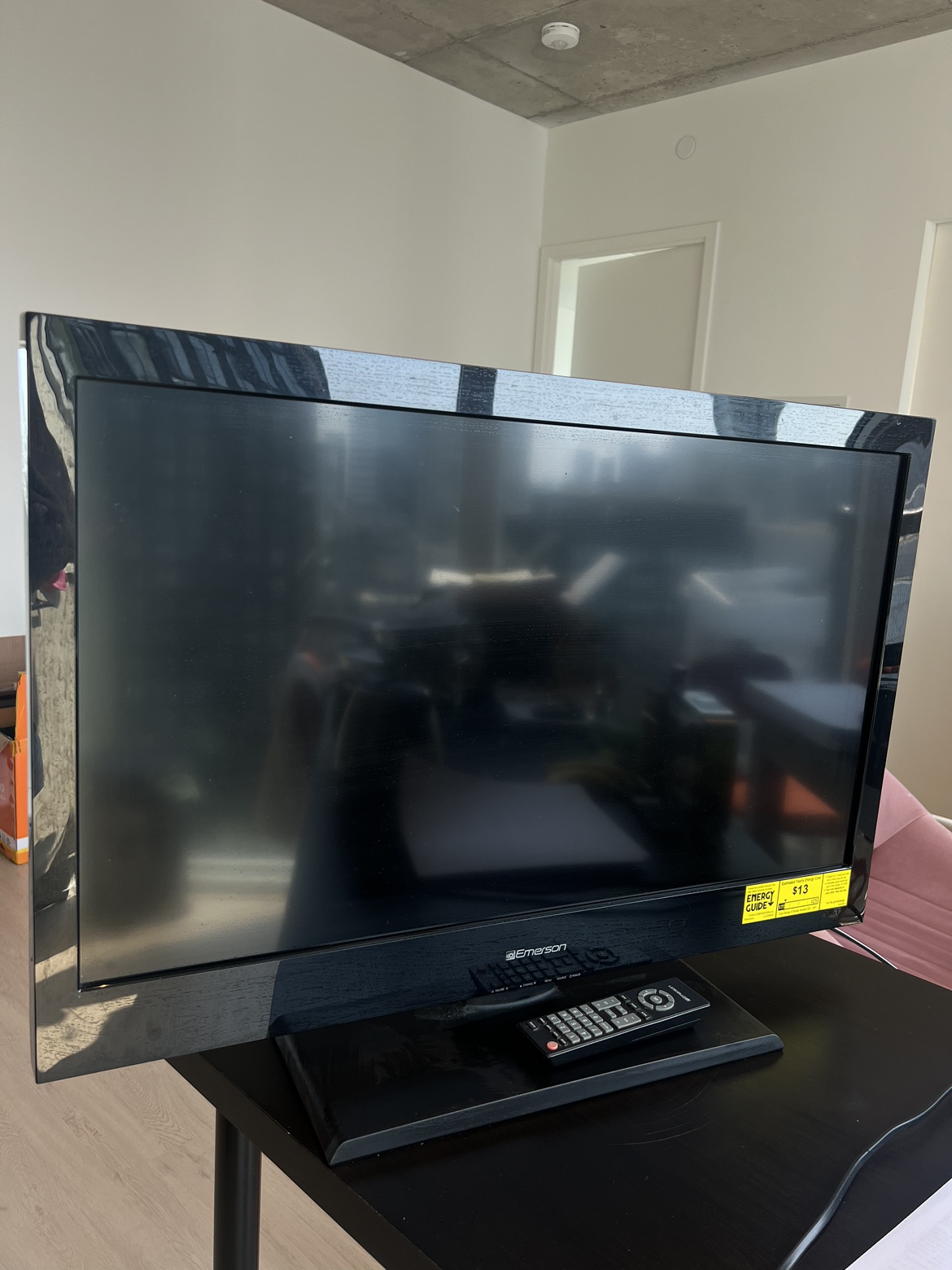 Emerson TV 32” GREAT CONDITION