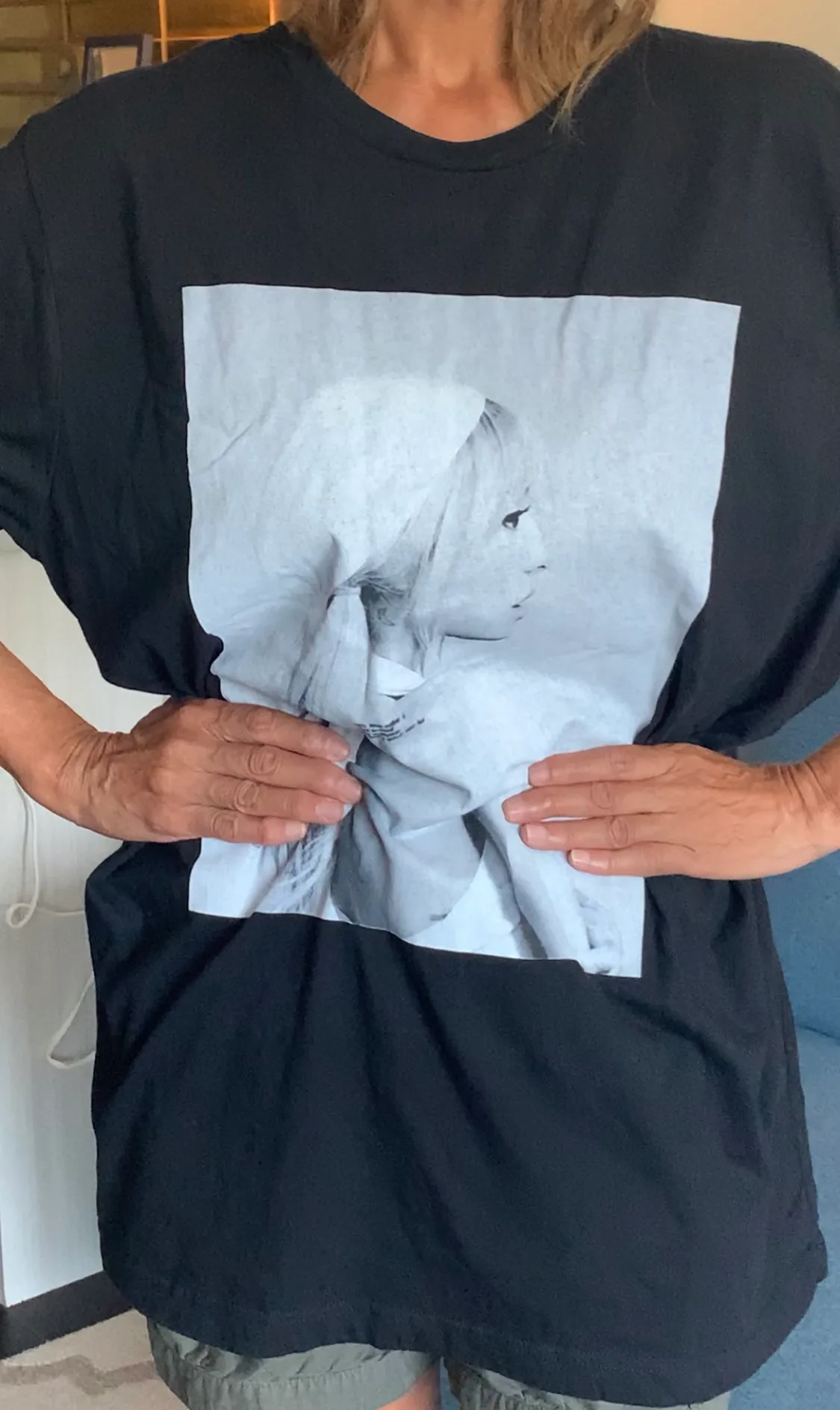 Ariana Grande Black T-shirt - Unisex/Mens 2XL image indicator(2)