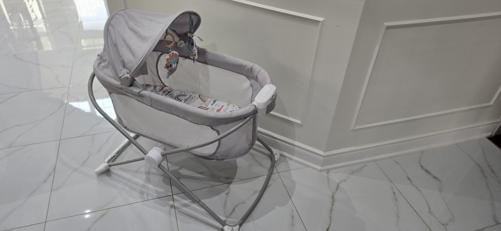 Fisher-price bassinet with music and projection light