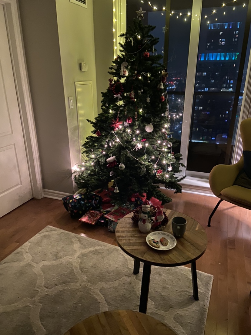 Moving Sale: Huge Christmas tree - 2 m tall - photo 2