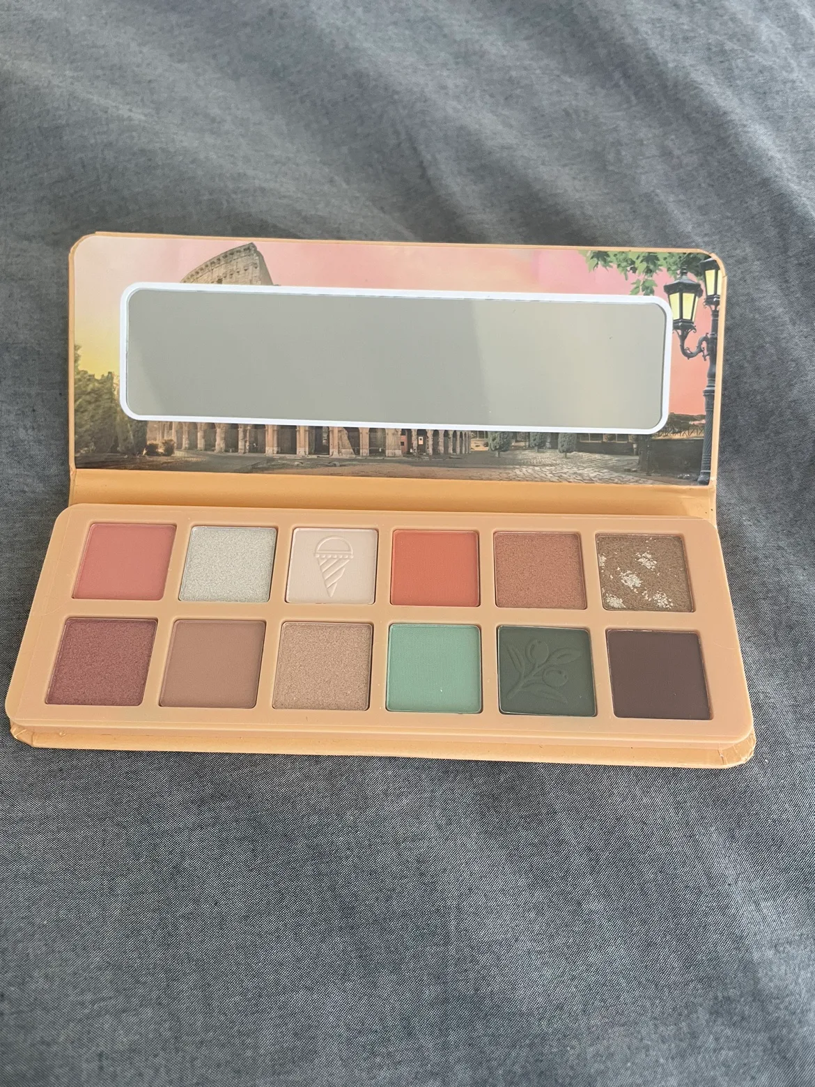 Essence Benvenuti a Roma Eyeshadow Palette image indicator(2)