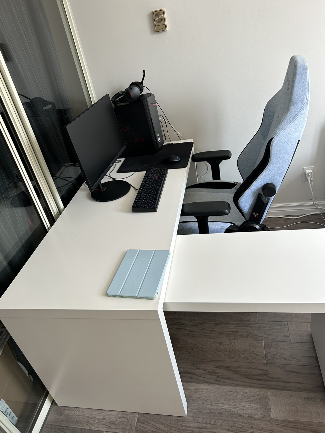White Corner Desk(IKEA) - photo 2