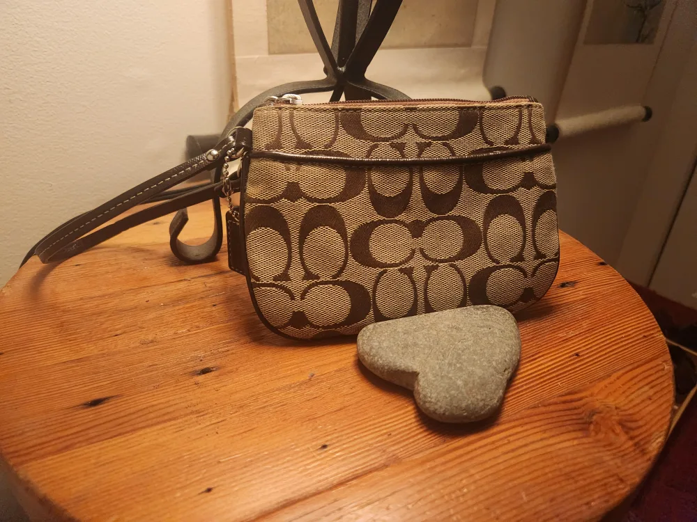 2004 Vintage Coach Wristlet image indicator(3)