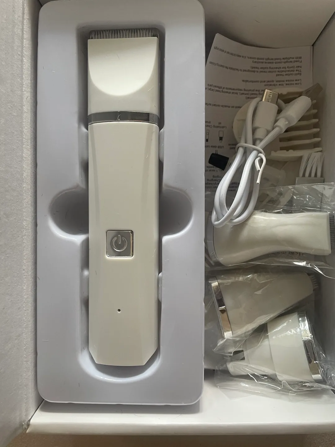 BNIB- Super quiet rechargeable pet hair trimmer clippers image indicator(2)