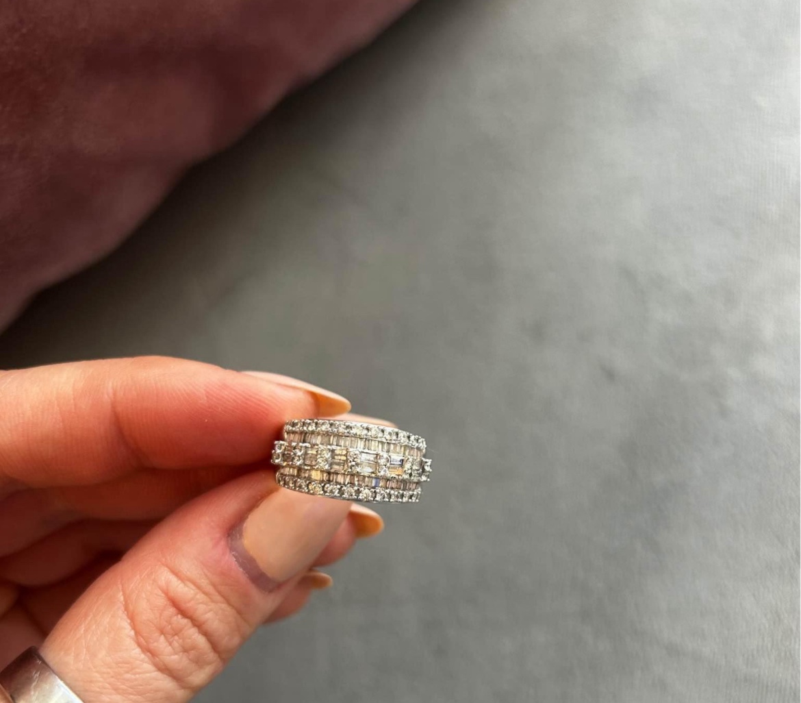 14k White gold diamond ring