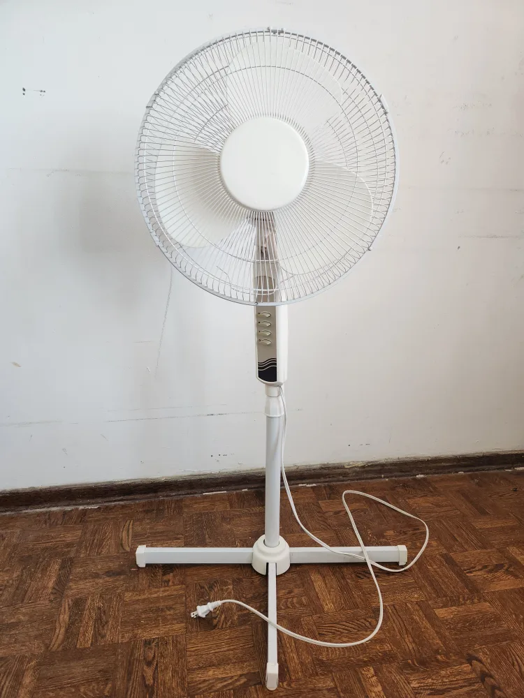 16-inch white stand fan thumbnail