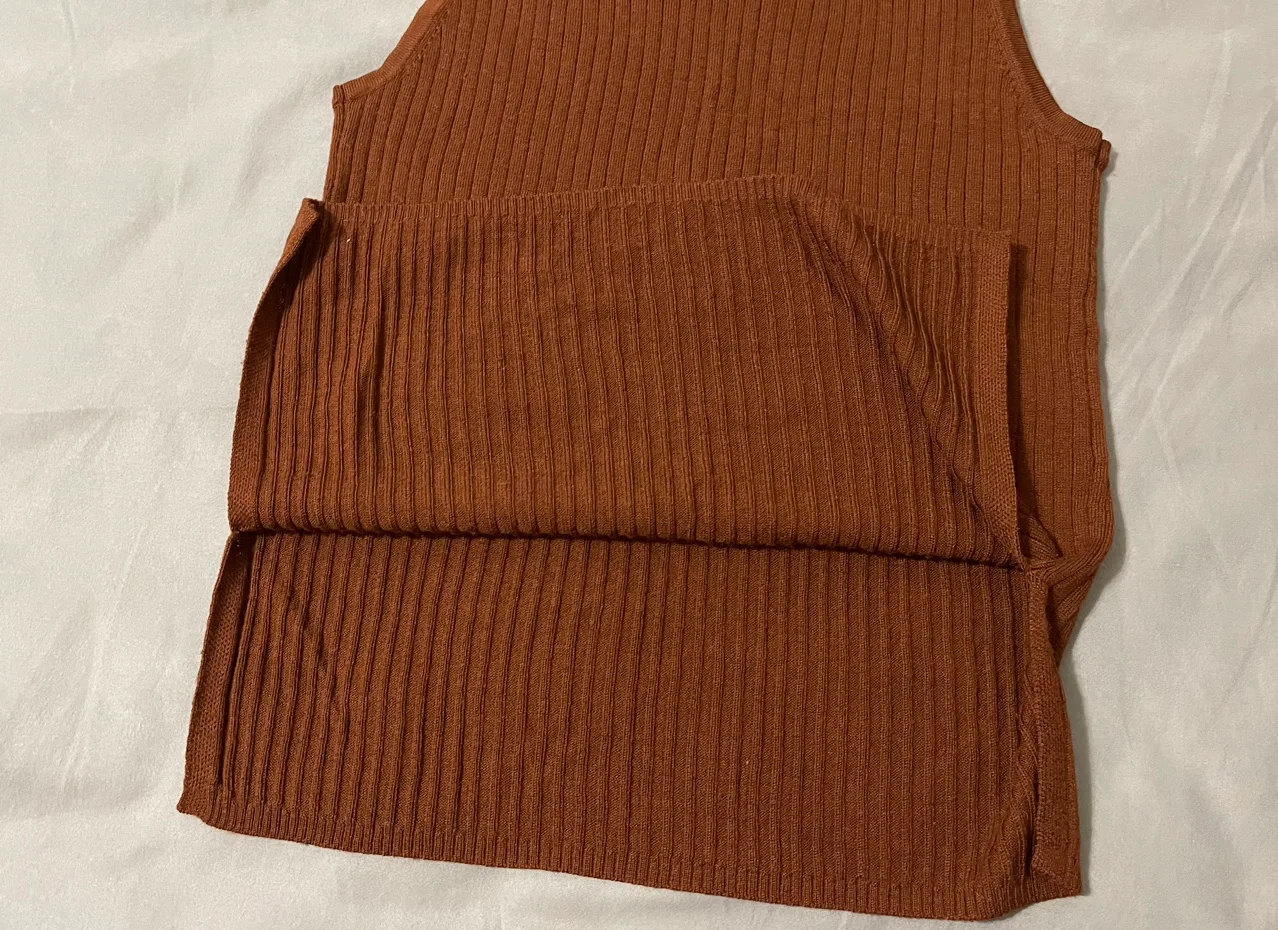 Uniqlo - Brown Turtleneck Sleeveless Sweater image indicator(4)