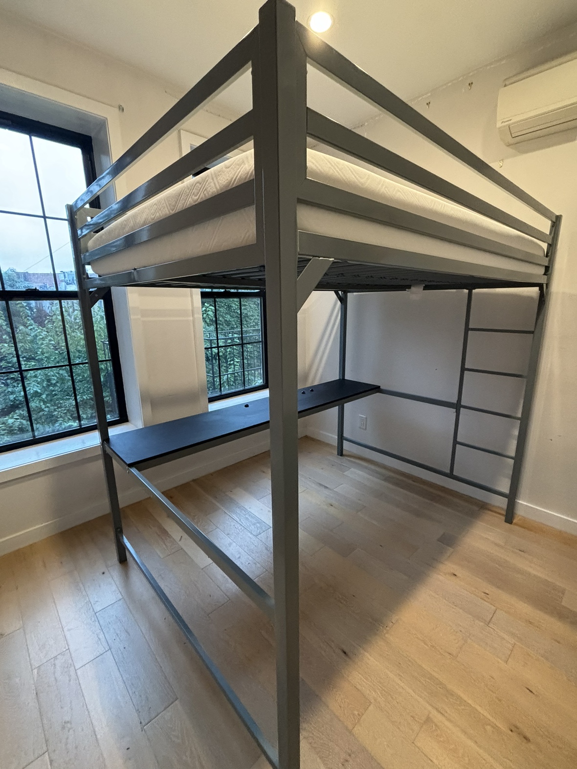 Loft Bed with Desk with the Mattress
