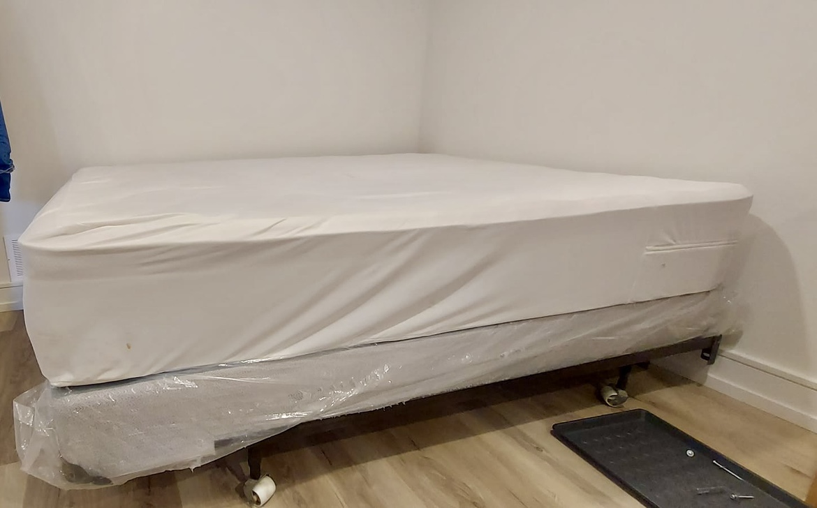 Queen Size mattress with box spring and base - photo 3