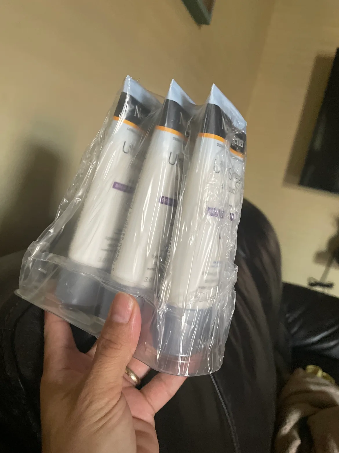 Neutrogena Ultra Sheer Dry-Touch Sunscreen SPF 55 image indicator(2)