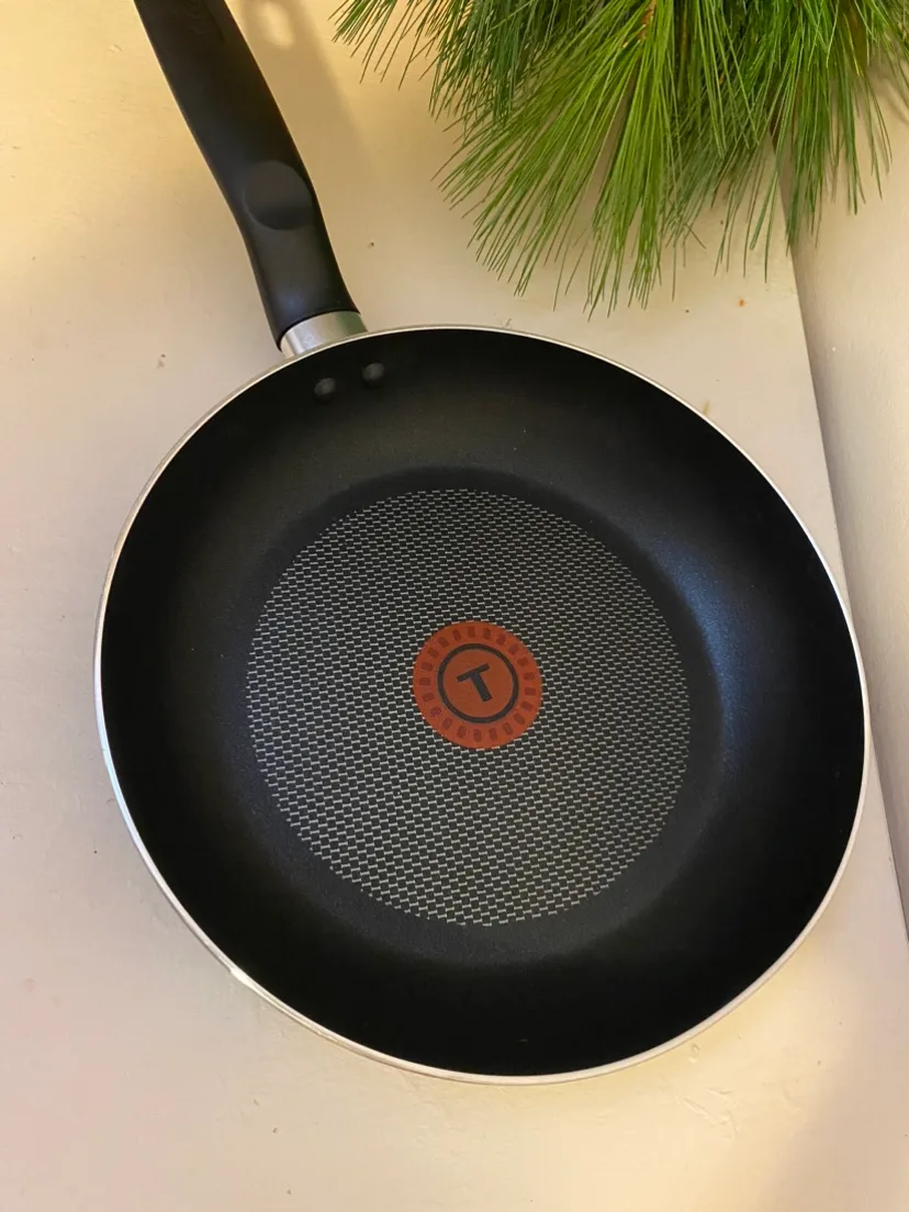 Fry Pan Brand new Tefal, Free extra pan 1 wk used only image indicator(3)