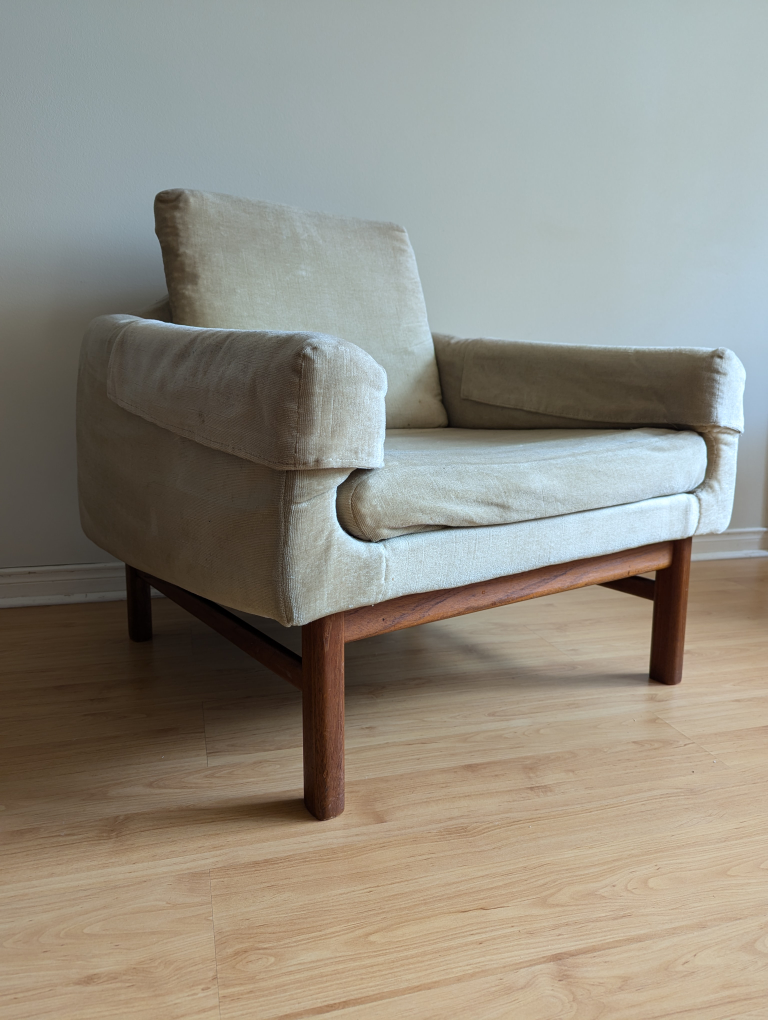 Armchair with Wooden Legs