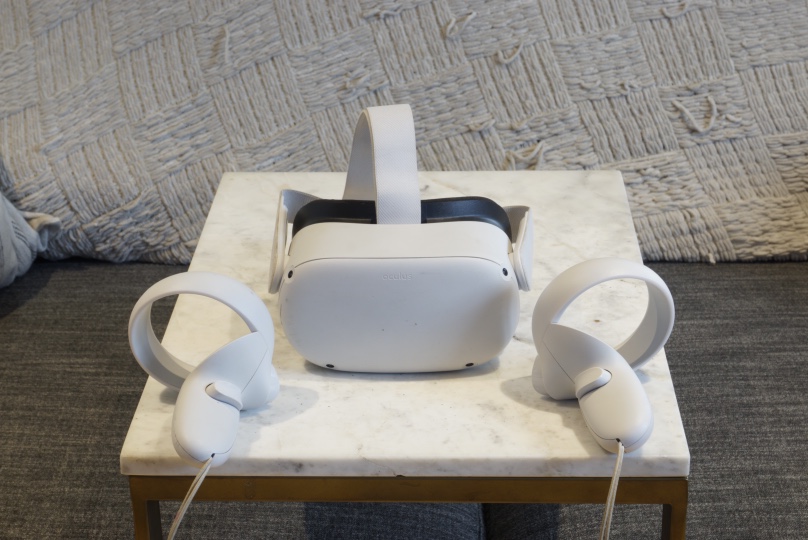 Oculus Quest 2 and anklet charging dock