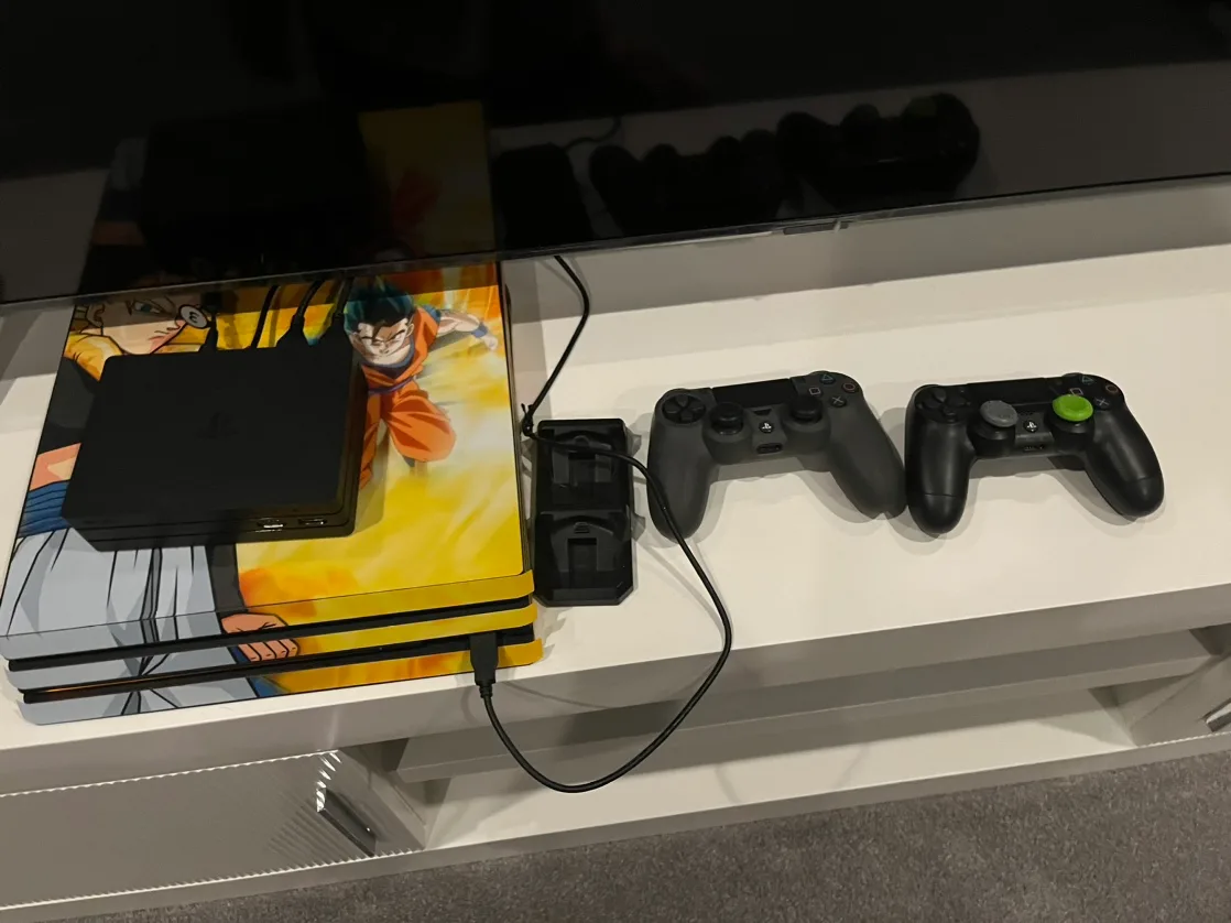 PS4 Pro 2TB with PS VR HEADSET INCLUDED(200$ value) image indicator(7)