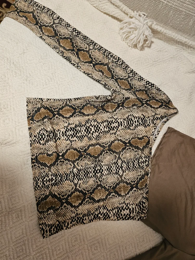 Solid and Snake print asymmetrical long sleeve tops image indicator(2)