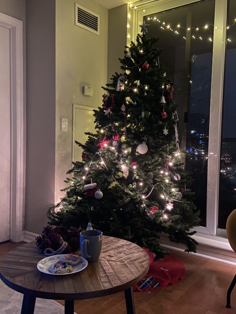 Moving Sale: Huge Christmas tree - 2 m tall - photo 3