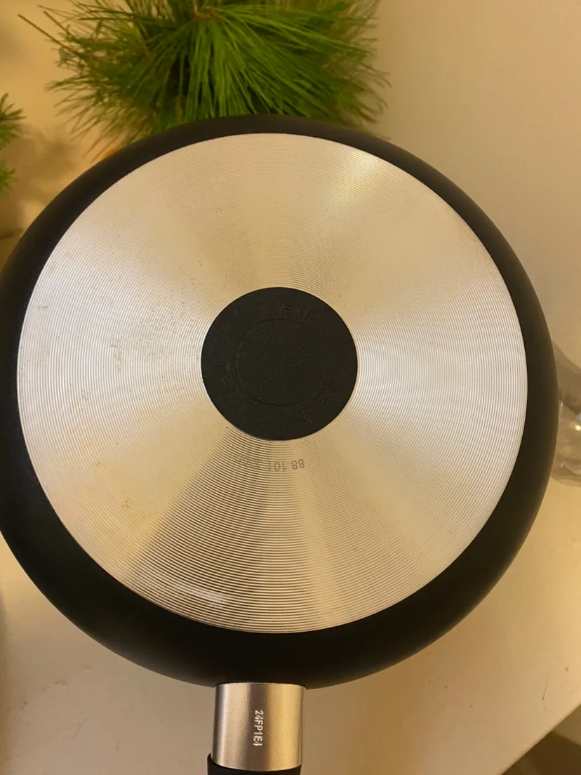 Fry Pan Brand new Tefal, Free extra pan 1 wk used only image indicator(2)