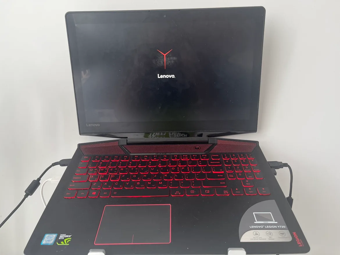 Lenovo Legion Y720 Laptop with MSI GE73 gamin laptop image indicator(2)