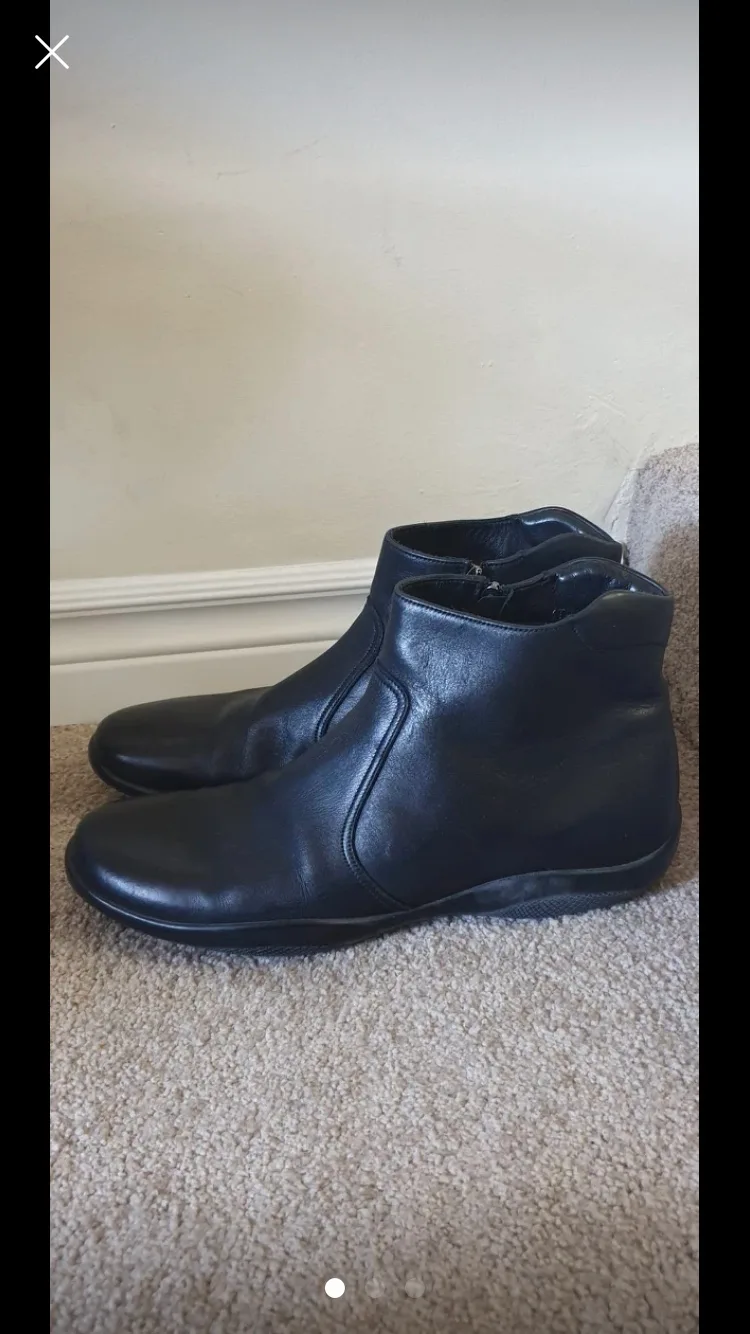 Black leather shoes for men  (Prada) image indicator(3)