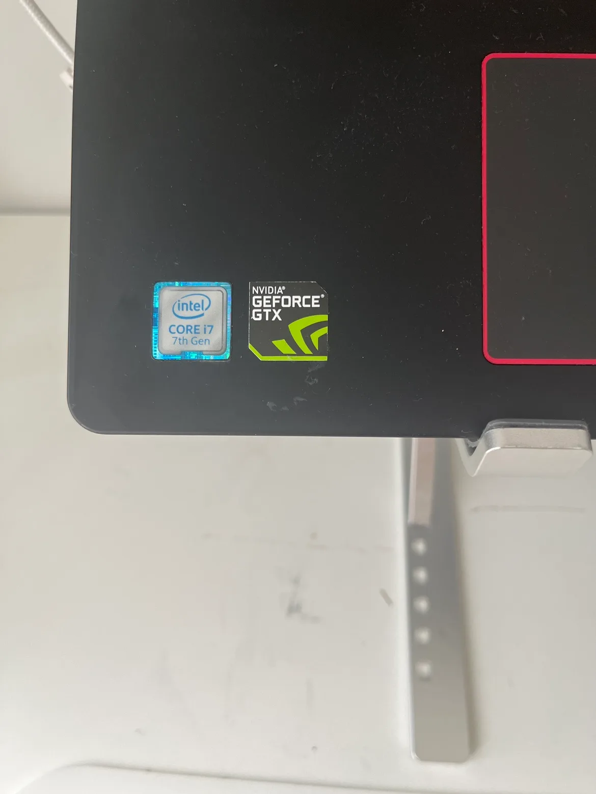 Lenovo Legion Y720 Laptop with MSI GE73 gamin laptop image indicator(3)