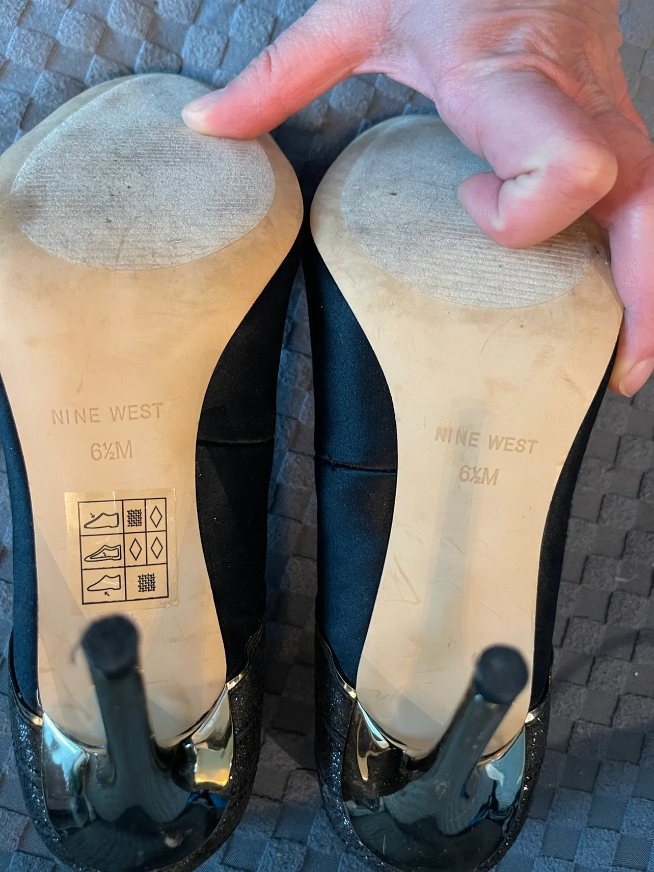 Nine West Gold and Black Heels Size 6.5 #freecycle image indicator(3)