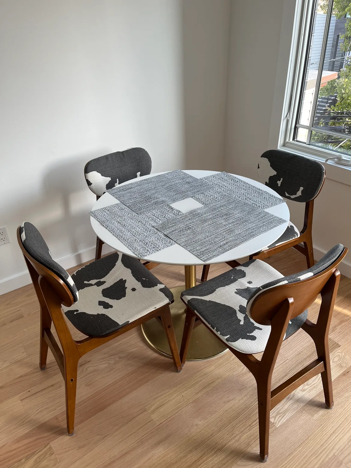 White 35.5” Round Table with Gold Base image indicator(3)