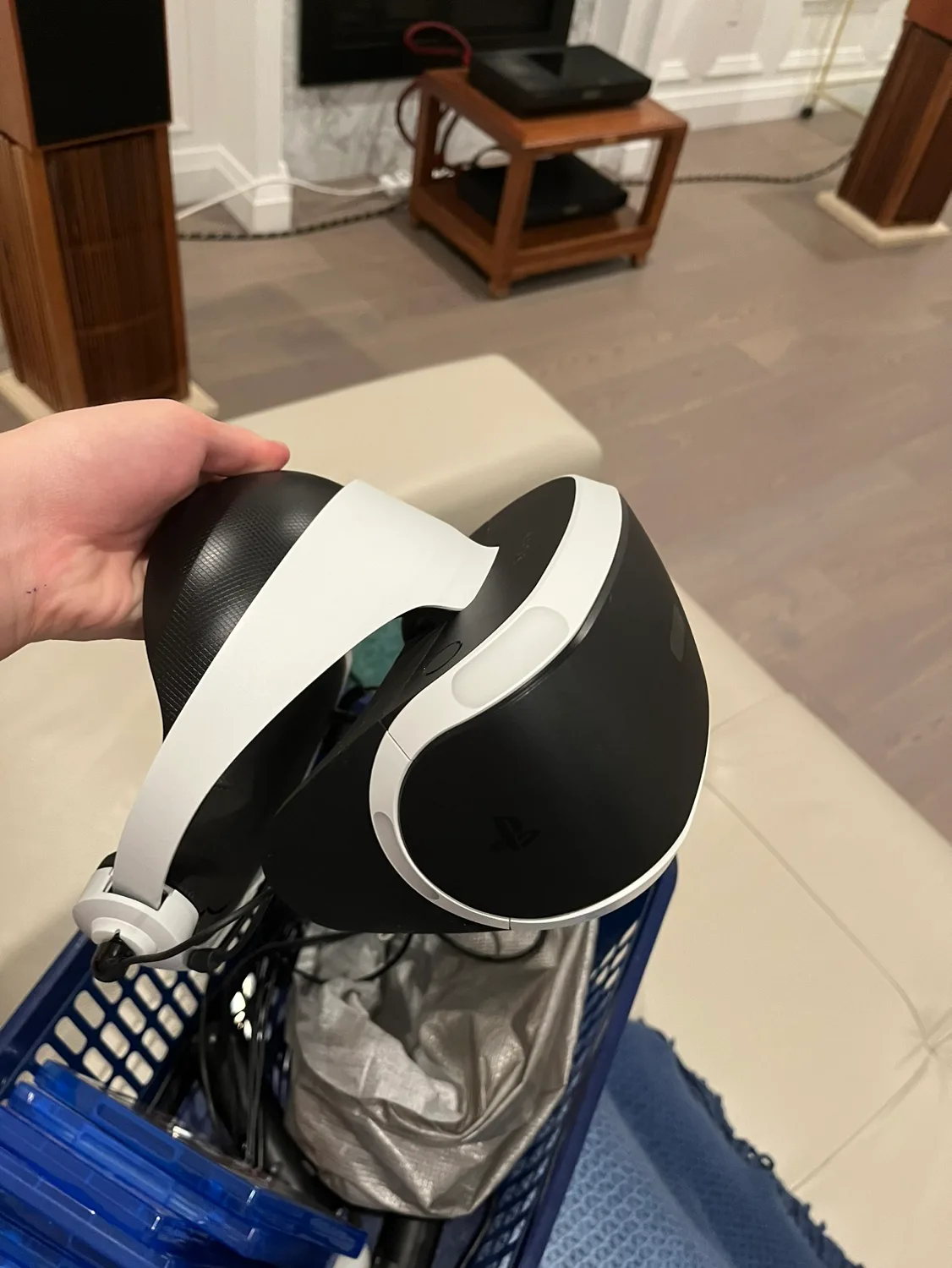 PS4 Pro 2TB with PS VR HEADSET INCLUDED(200$ value) image indicator(4)