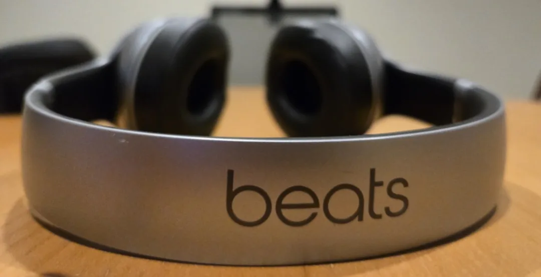 Beats Solo 2 Wireless Headphones thumbnail