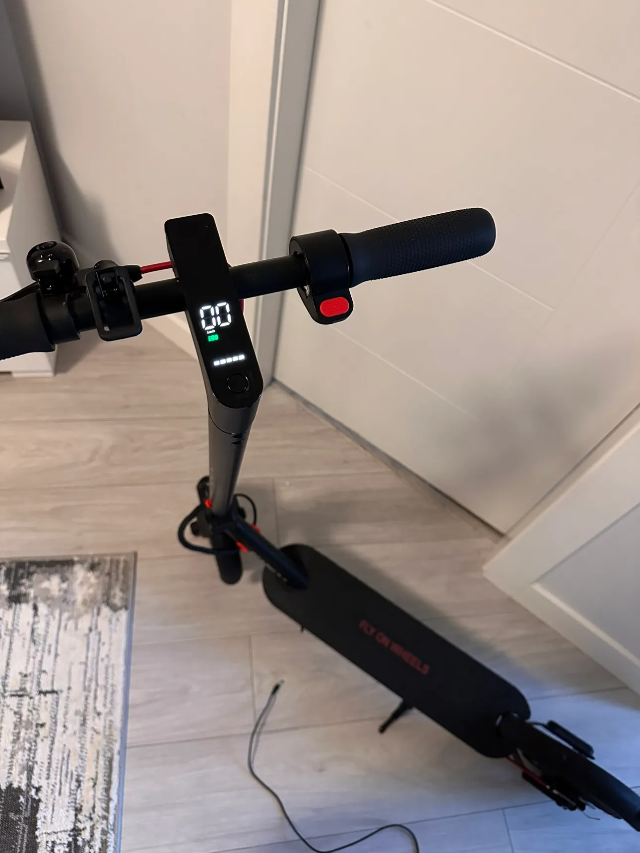 Fly On Wheels Electric Scooter image indicator(2)